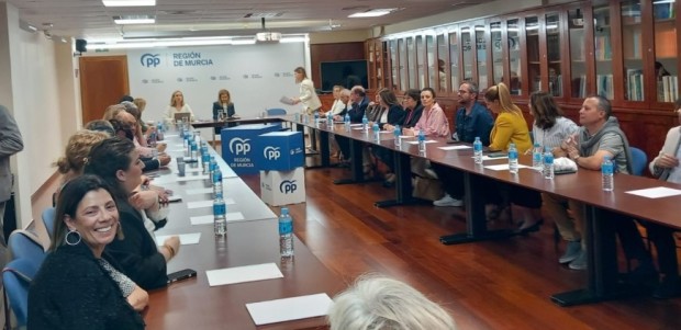 El PP de Cieza refuerza su compromiso con las Políticas Sociales en la reunión celebrada en la sede regional para abordar los problemas de vulnerabilidad de las personas y las familias